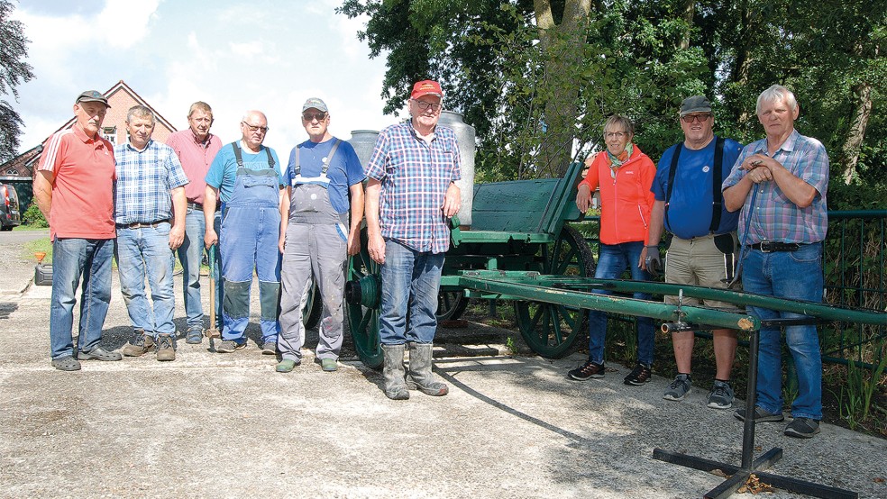 Ein starkes Team: Jeden Dienstag treffen sich ehrenamtliche Helfer am historischen Melkstand in Weenermoor. Sie haben unter anderem diesen Ackerwagen inzwischen restauriert. Im Bild von links: Ewald Schmidt, Robert Müller, Bernhard Groon, Walter Wilken, Erwin Müller, Broer Wübbena-Mecima, Jeane Schmidt, Hinderk Heeren und Hermann Müller. Es fehlen Hans Barth, Arnold Kappernagel und Bernd Strache.  © Foto: Hoegen
