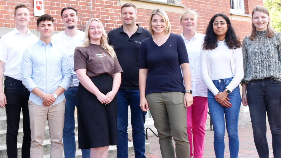 Wilko Burrichter (von links), Tom Bleil, Torben Müller, Merle Pasligh und René Buser freuen sich über ihre Abschlüsse. Beglückwünscht werden sie von Bürgermeisterin Vanessa Gattung, Personalleiterin Elke Nieweler, Wiktoria Singh (Jugend- und Auszubildendenvertretung) und Anne Rinneberg (Fachdienst Personalservice). Es fehlen Manuela Lindemann und Maiko Metz.  © Foto: Stadt Papenburg