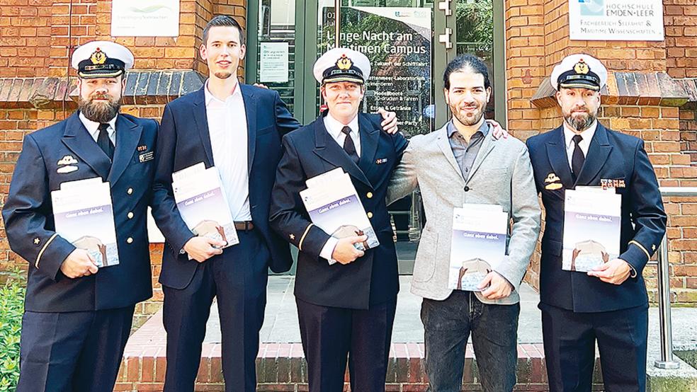 Sascha Franke (von links), Jannes Frederik Reiners, Isabell Radke, Ali Tanbouk und Johannes Kleinwort konnten ihre Patente entgegen nehmen.  © Foto: Hochschule Emden/Leer