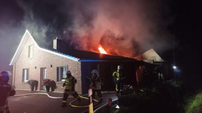 Schuppenbrand greift auf Wohnhaus über