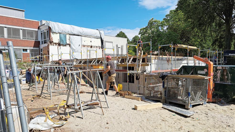 Stein auf Stein: Während der Anbau des Krankenhauses erkennbar in die Höhe wächst, soll das Bauvorhaben am »Haus Fresena« ab Ende Oktober in die Tat umgesetzt werden.  © Foto: Szyska