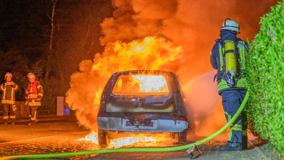 Als die Brandbekämpfer in der Norderstraße eintrafen, stand der Wagen bereits lichterloh in Flammen. © Bruins