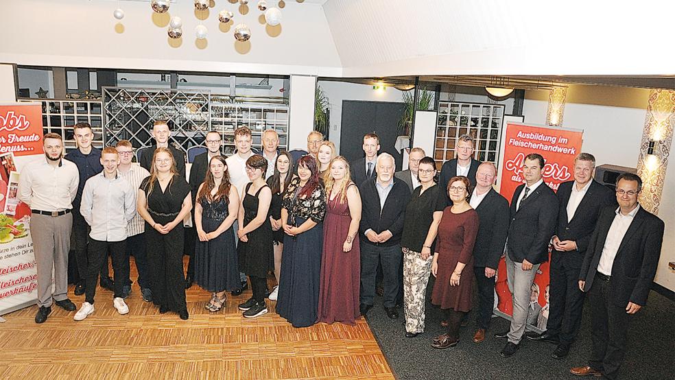 Der Innungsnachwuchs bei der Freisprechung mit Obermeister Markus Leggedör aus Weener (Dritter von rechts).  © Foto: Wolters