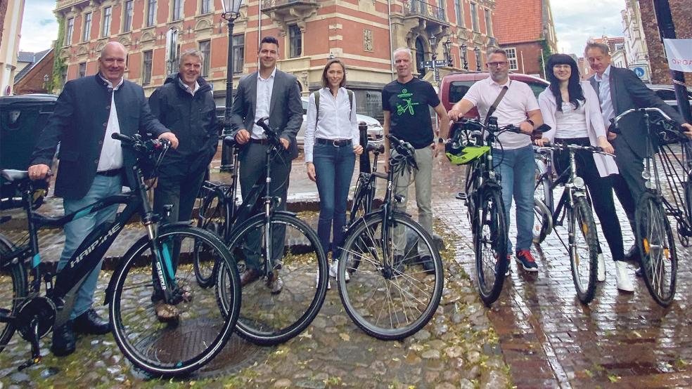 Freuen sich auf das Stadtradeln: Bürgermeister Claus-Peter Horst, Carsten Mohr (Sparkasse), Sven Rieks (OVB), Mara Többens-Dörries (Ceka), Edzard Wirtjes (Spaß mit Sport), Stadt-radeln-Star Stefan Waltemathe, Klimaschutzmanagerin Cindy Grätz und Andreas Meinders (Orgadata).  © Foto: Stadt Leer