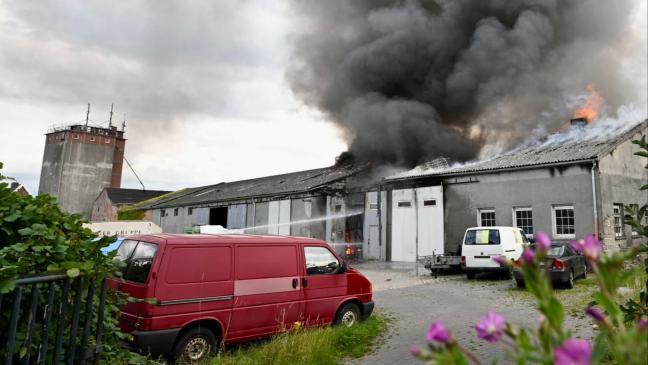 Gewerbehalle brennt in voller Ausdehnung