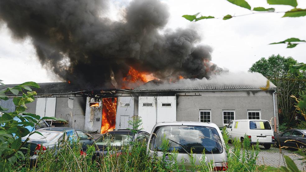 In der Halle der Autowerkstatt lagerten unter anderem rund 1000 Liter Altöl, zahlreiche Gasflaschen und Altreifen.  © Fotos: Bruins