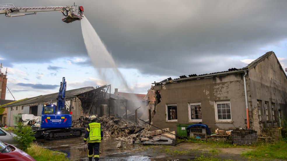 Weil die Gewerbehalle einsturzgefährdet war, kam am Donnerstagabend gegen 21 Uhr ein Bagger des Technischen Hilfswerks zum Einsatz. © Bruins