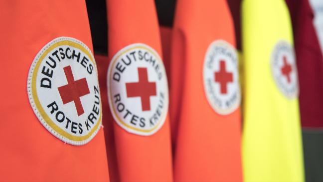 Lkw kommt von A 31 ab - Auto kracht in Stauende