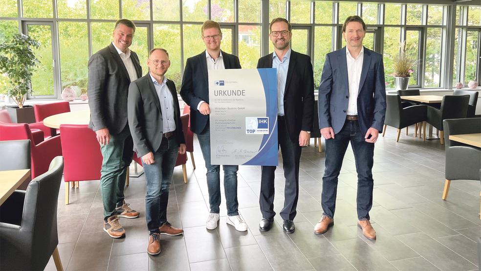 Timo Weise (IHK), Andreas Dirksen, Maik Swarberg (beide Personalmanagement der Wildeboer Bauteile GmbH), Max-Martin Deinhard (Hauptgeschäftsführer IHK) und Auditor Günther Geerdes (von links).  © Foto: IHK für Ostfriesland und Papenburg