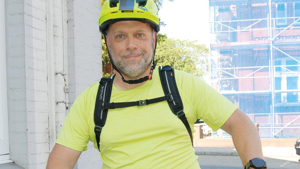 Stefan Waltemathe, hier an der Risiussraße, ist fast nur mit dem Fahrrad unterwegs.  © Foto: Hoegen