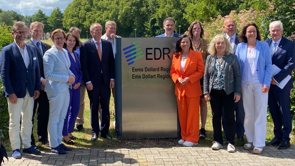 Die Teilnehmer des Treffens fachsimpelten vornehmlich über das grenzübergreifende Gesundheitswesen und den Grenz-Infopunkt als Beratungsstelle der EDR. Neben der CDU-Bundestagsabgeordneten Gitta Connemann waren unter anderem der CDU-Landtags­abgeordnete Ulf Thiele, die CDU-Kreistagsfraktionsvorsitzende Grietje Oldigs-Nannen, die CDU-Kreisvorsitzende Melanie Nonte und der Bunder Bürgermeister Uwe Sap dabei. © Foto: Kuper