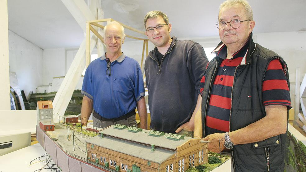 Freuen sich über den Neuaufbau in Weener: Walter Haucke, Carsten Lindt und Diethelm Sempell (im Bild von links). © Foto: Busemann
