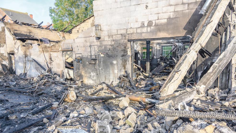 Am Tag danach: Ein Großteil der Gewerbehalle liegt nach dem verheerenden Brand in Schutt und Asche.  © Foto: Bruins