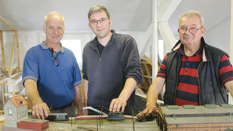 Freuen sich über den Neuaufbau in Weener: Walter Haucke (von links), Carsten Lindt und Diethelm Sempell.  © Fotos: Busemann