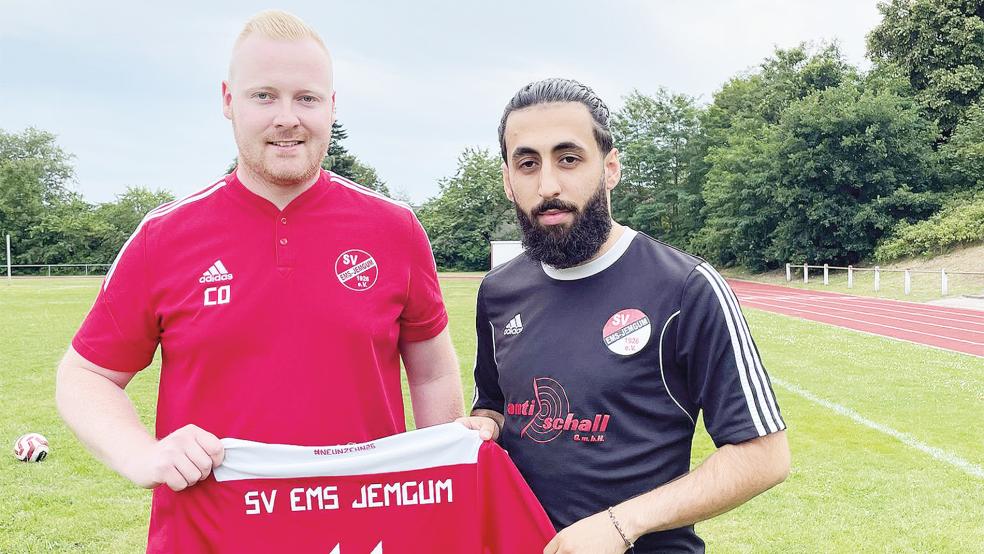 Co-Trainer Timo Roelfs (links) und Mirkan Kurt, der künftig die Nummer elf beim SV Ems Jemgum tragen.  © Foto: privat