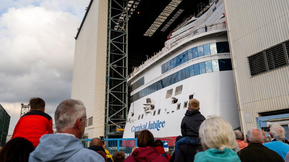 Zahlreiche Zuschauer verfolgten gestern Abend das Ausdockmanöver. © Meyer Werft