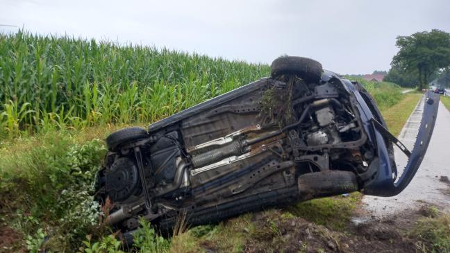 Auto überschlägt sich und landet im Graben