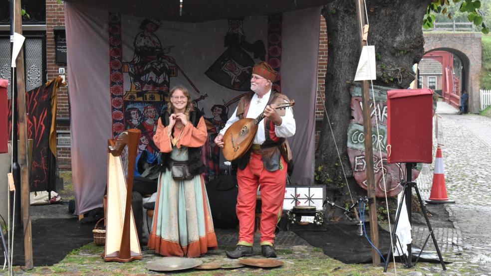 Auch Troubadoure mit Harfe und Laute entführen das Publikum in Bourtange zurück ins Mittelalter. © Kuper