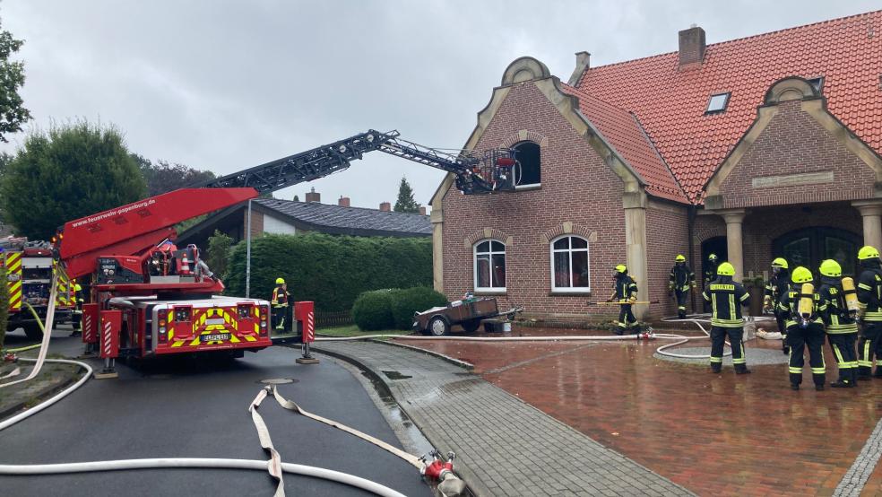 Die Feuerwehr Papenburg war im Einsatz, um einen Zimmerbrand in einem Mehrfamilienhaus zu löschen.  © Feuerwehr
