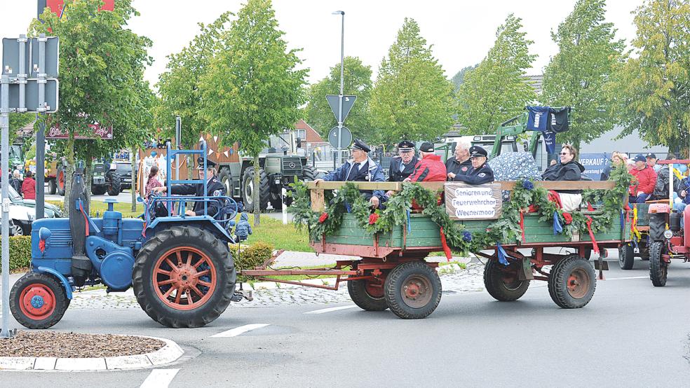 Der Senioren- und Feuerwehrchor Weenermoor war einer der ersten Wagen beim Umzug der Sportfreunde Möhlenwarf am Sonntagnachmittag. © Foto: Born