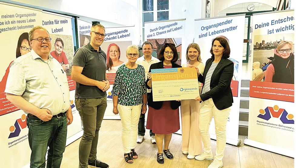 Im Bild von links beim Besuch der Ausstellung im Rathaus: Jörg-Dieter Helmers (CDU-Kreisvorstand), Bürgermeister Heiko Abbas, die stellvertretende Kreisvorsitzende Hildegard Hinderks aus Weenermoor, Philipp Sempell (Kreisvorstand), Barbara Backer, Hannah Fischer (Kreisvorstand) und die CDU-Kreisvorsitzende Melanie Nonte.  © Foto: CDU