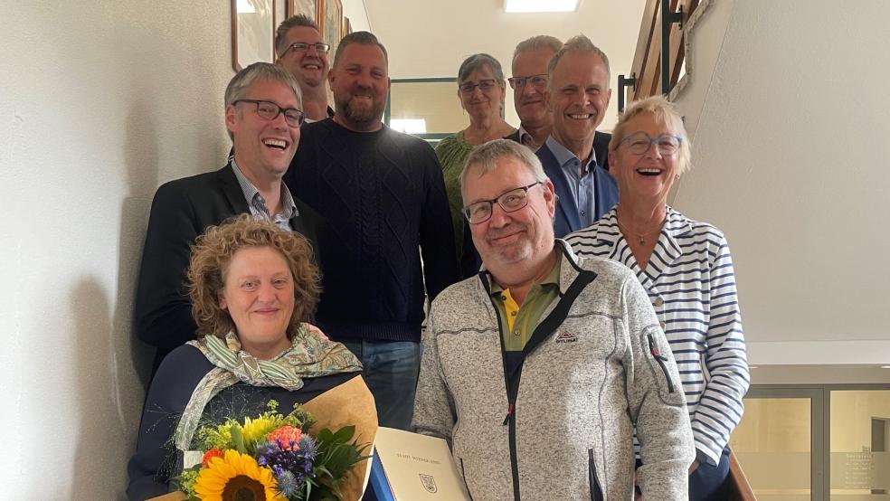 Heike van Lessen und Jan Brandt (vorne) feierten ihr Dienstjubiläum. Neben (v.l.) Bürgermeister Heiko Abbas gratulierten Joachim Steffen (Leiter Bauhof), Michael Czerniakowski (Bauhof), Elke Wodtke (Personalrat), Andreas Sinningen (Fachbereichsleiter), Hermann Welp (Erster Stadtrat) und Angelika Janßen-Harms (Gleichstellungsbeauftragte).  © Foto: Stadt Weener