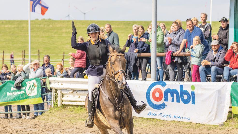 Valesca Braam vom Gastgeberverein RuF Leer-Bingum ritt am Sonntagnachmittag auf »Grace kelly B« im Springen der Klasse E mit Stechen auf Platz drei.  © Fotos: Jungeblut