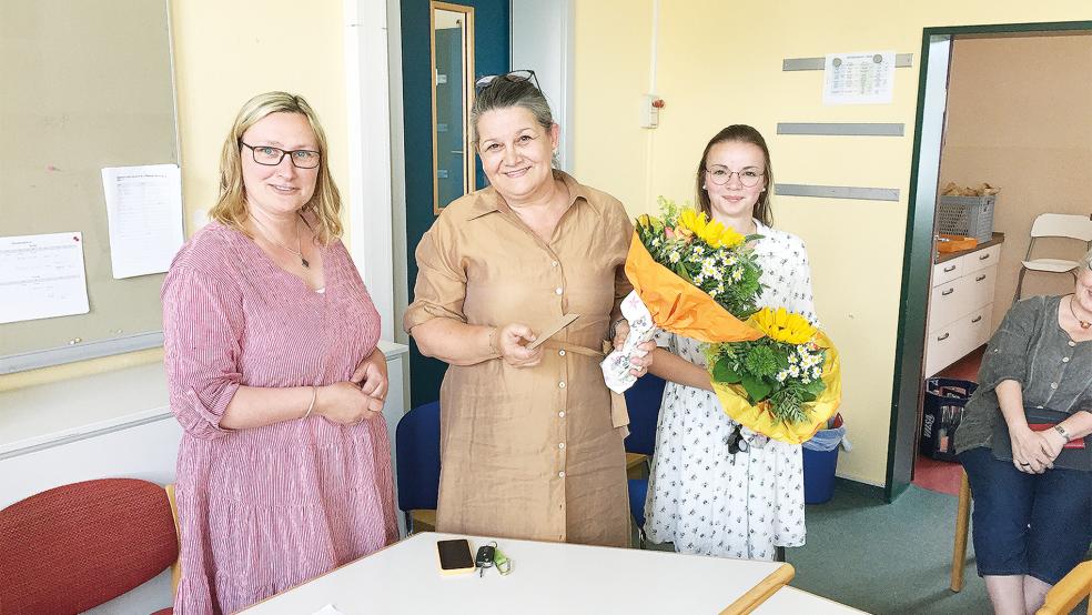 Abschied mit Wehmut: Nach zwölf erfolgreichen Jahren verabschiedeten sich die Leiterin der Tagesbildungsstätte der Lebenshilfe, Meike Arends (Mitte), und Mitarbeiterin Frauke Schröder (rechts) bei der stellvertretenden Schulleiterin der Daalerschule, Carmen Exeler, und dem gesamten Kollegium.  © Foto: Lebenshilfe