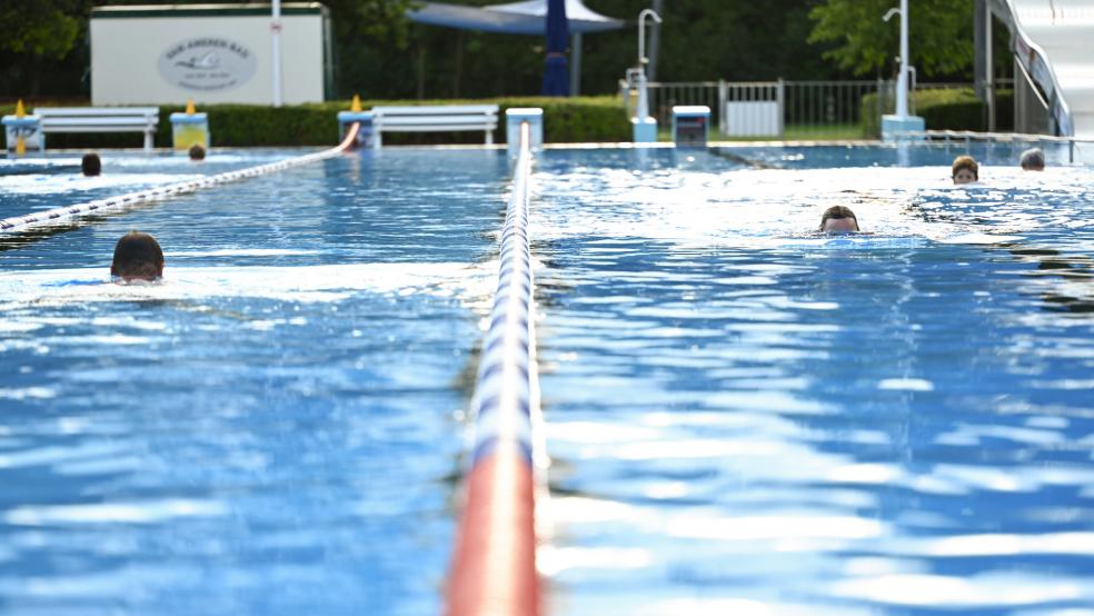 Badegäste genießen das morgige Schwimmen im Freibad. Das van-Ameren-Bad hat am Dienstag für den Rest der Saison im Notbetrieb geöffnet.  © Lars Penning (dpa)