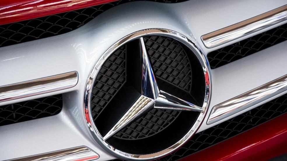 Ein roter Mercedes (Beispielbild) ist nun in Leer vom Gelände eines Autohauses entwendet worden. © pixabay (Beispielbild)