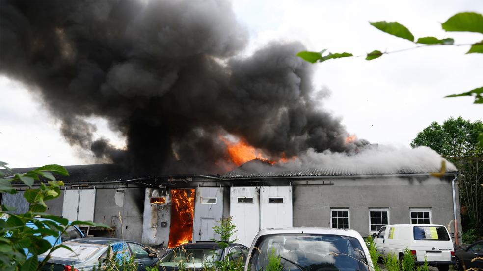 Dichter Qualm und Flammen drangen vergangene Woche aus dem Dach der Gewerbehalle.  © Foto: Bruins