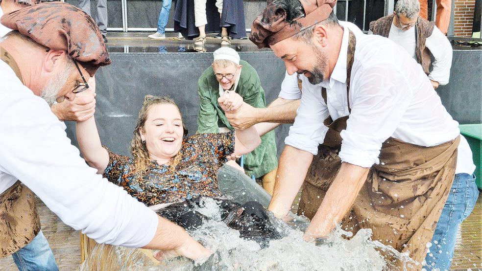 Die »Gäutschlinge« wurden in eine mit Wasser gefüllte Bütte gesetzt.  © Foto: Ammermann