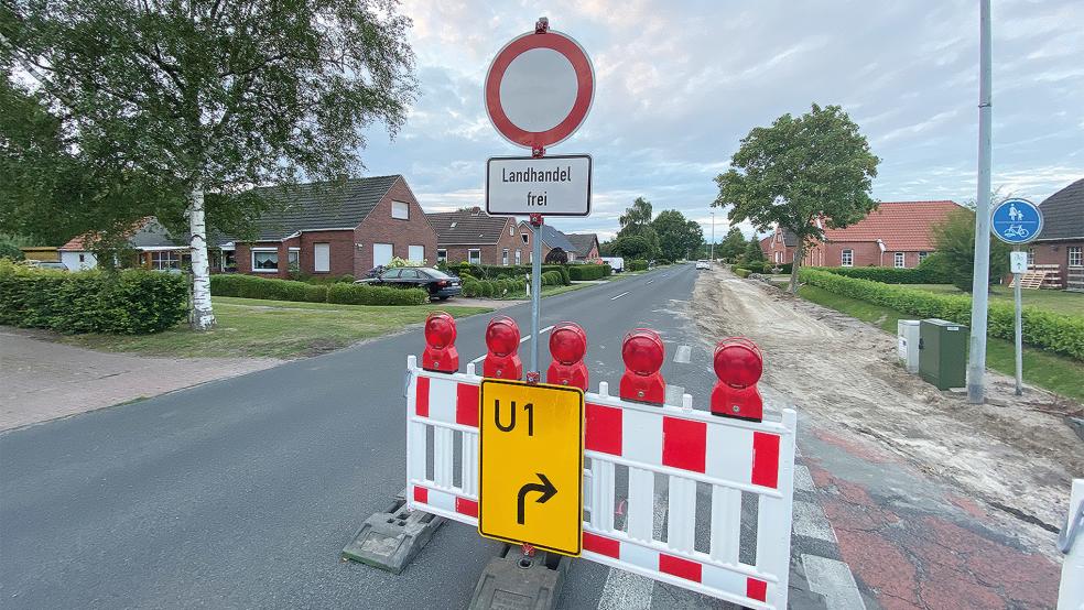 Verkehr zum »Landhandel« darf fahren, aber Anliegern verbietet das Verkehrszeichen 250 (Verbot für Fahrzeuge aller Art) in Oedenfeld und an der Heidjer Straße die Weiterfahrt.  © Foto: Kuper