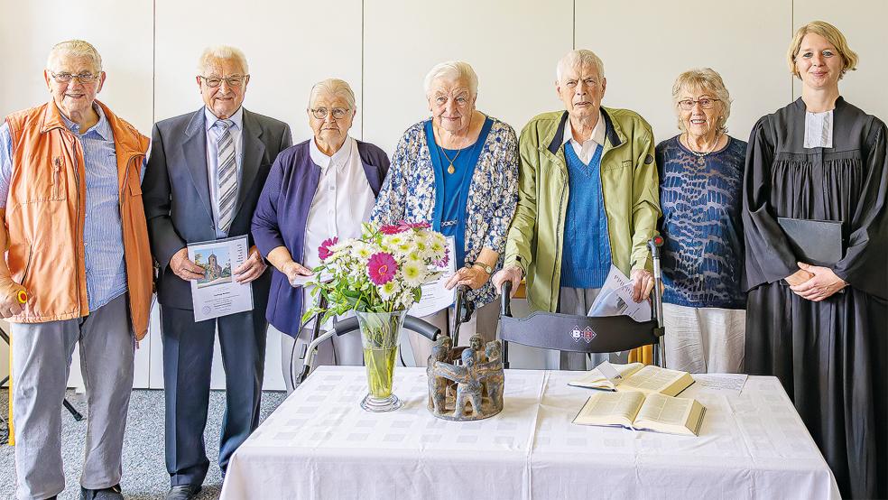 Vor 70 Jahren wurden sie in Holthusen konfirmiert: Im Bild von links Peter Akkermann, Ludwig Kettler, Anna Haseborg, geb. Sap, Hilde Haan, geb. Meinders, Diederich Müller, Hilde Schlottow, geb. Wilken, und Pastorin Jana Metelerkamp.  © Foto: Jungeblut