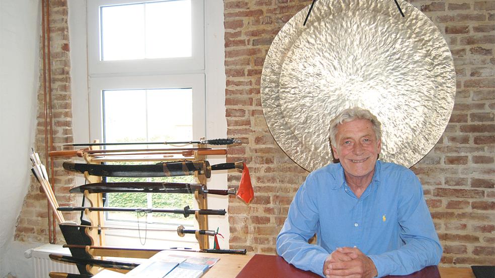 Hans-Werner Rössing bietet in seiner Tai Chi-Schule in Bunderhee jetzt Kurse an.  © Foto: Hoegen