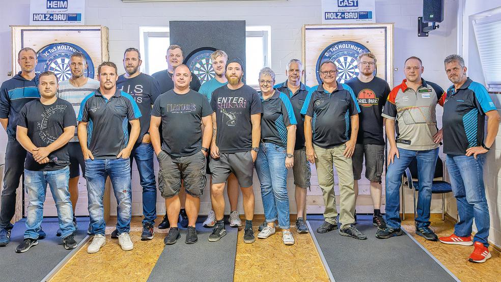Die beiden Mannschaften aus Holthusen und Papenburg stellten sich für ein Erinnerungsfotos zum ersten Spiel der TuS-Darts-Abteilung auf.  © Foto: Jungeblut