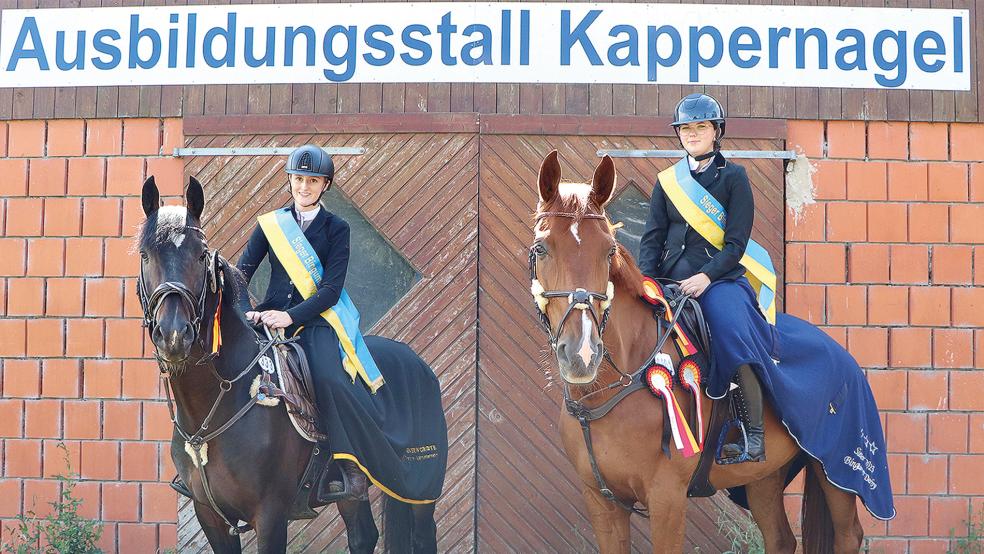 Finja Beitzel (links) auf »Ozzy Osbourne 5« und Joline Bültjer auf »Franz 160« gewannen das Bingumer Derby im A- beziehungsweise E-Springen.  © Foto: privat