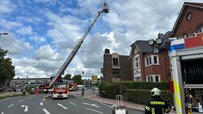 80 Feuerwehrleute bekämpfen Gebäudebrand in Aurich