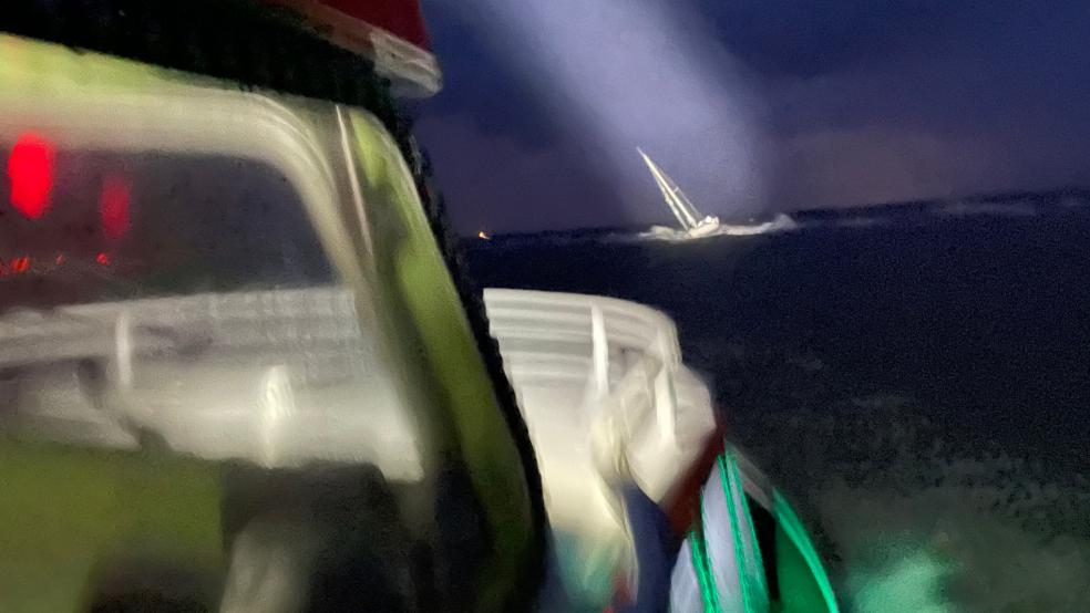 Mit dem Tochterboot »St. Pauli« des Seenotrettungskreuzers »Hamburg« nähern sich die Seenotretter vorsichtig der französischen Segelyacht, die in der gefährlichen Brandungszone vor Borkum festgekommen ist. © Foto: Die Seenotretter – DGzRS
