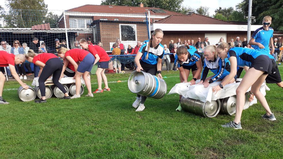 Beim Bierfässerspiel war Teamwork und Muskelkraft gefragt. © Foto: Berents