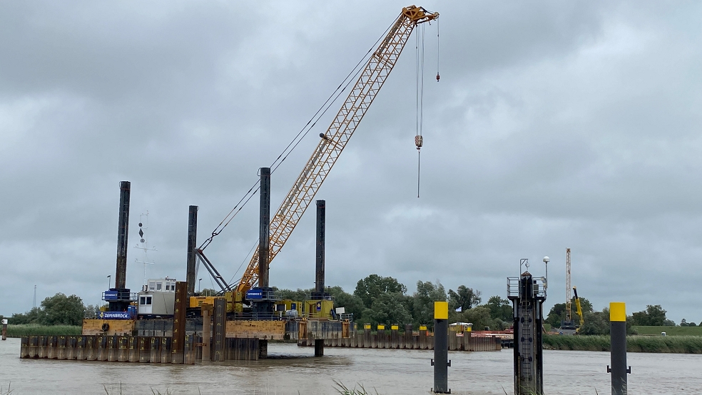 Nach Abschluss der Baugrube für den Drehpfeiler der neuen Friesenbrücke wird aktuell der Bau des Pfeilers auf Weeneraner Ems-Seite vorbereitet. © Hanken