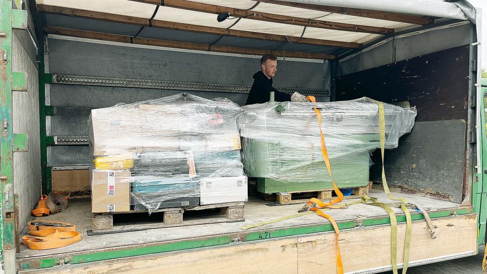 Damit die gespendeten Werkzeuge und Maschinen auch unversehrt in der Ukraine ankommen, sicherte der ukrainische Lastwagenfahrer die Ladung vor der Abfahrt.  © Foto: privat