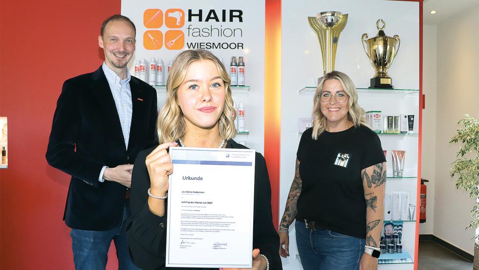 Dirk Bleeker gratulierte der angehenden Friseurin Lea-Marie Hedemann (Mitte) und ihrer Ausbilderin Imke Hennig.  © Foto: HWK