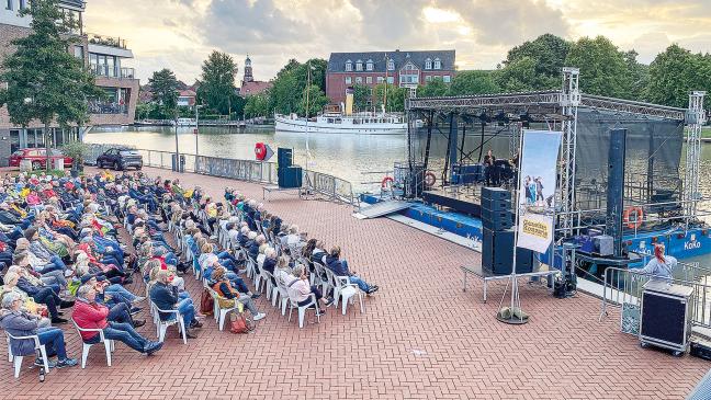 Blasmusik auf schwimmender Bühne