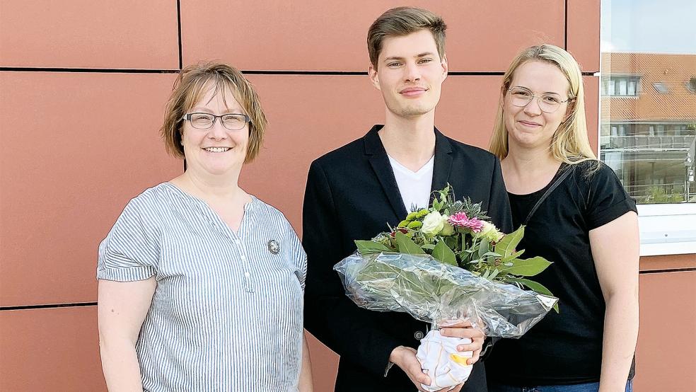 Erfolgreicher Absolvent: Teiko Jürgens mit Pflegedienstleitung Monja Wilms (links) und Praxisanleiterin Insa Voss.  © Foto: privat