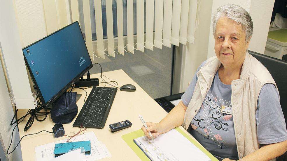 Melitta Drewes (Kleines Foto) ist ehrenamtlich 25 Stunden im Monat in der Auskunft tätig.  © Foto: Busemann 