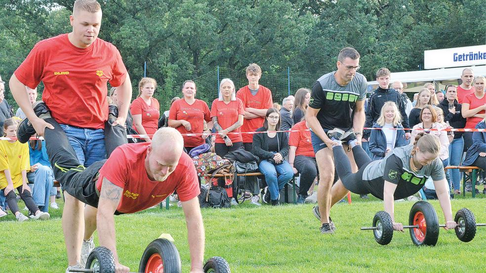 Kräftezehrend war das Spiel »Stange mit Rädern«. In dieser Szene duellieren sich die DLRG Bunde (links) und die Tischtennis-Abteilung des SV Teutonia Stapelmoor.  © Ammermann