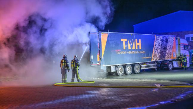 Müll-Laster in Flammen