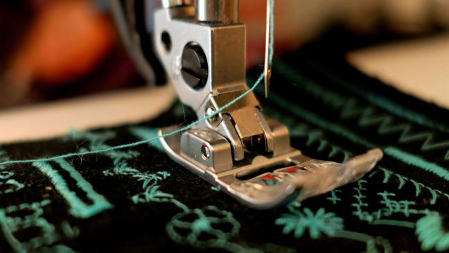 Schaufensterscheibe von Schneiderei eingeschlagen