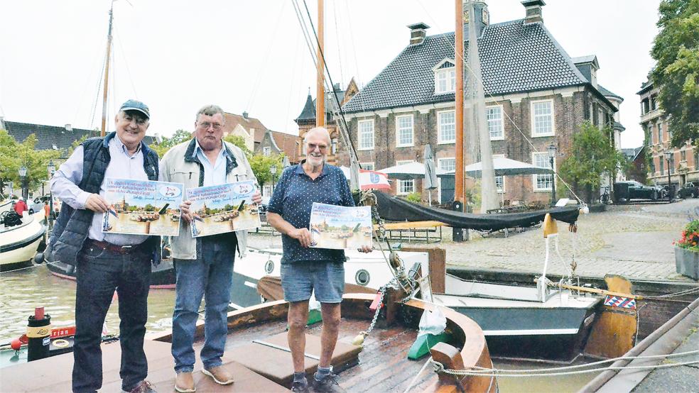 Der Vorstand der Schipper Klootje - Eilert Stöter, Dieter Schröer und Ulrich Stöhr (von links) - präsentiert das Programm der Traditionsveranstaltung.  © Fotos: Ammermann